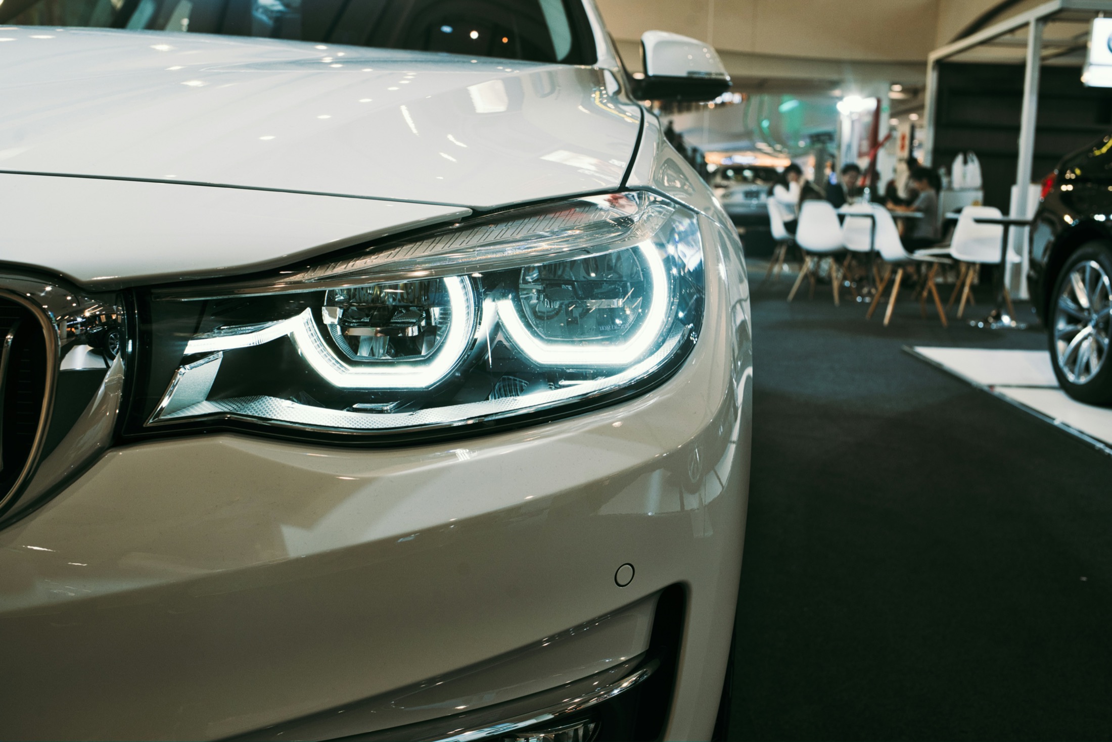 Nahaufnahme eines Fahrzeugscheinwerfers im Showroom