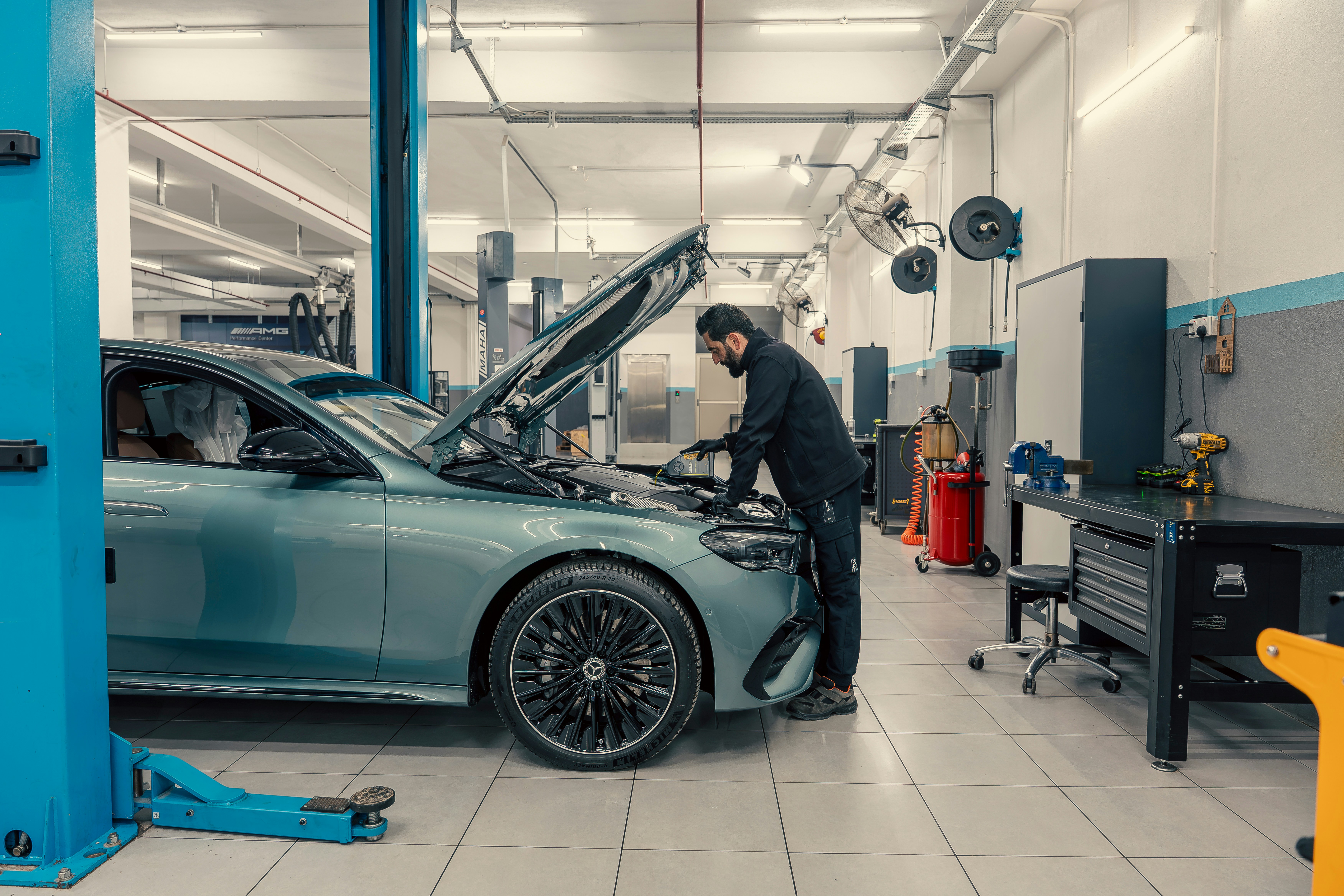 Techniker prüft ein Fahrzeug im Werkstattbereich
