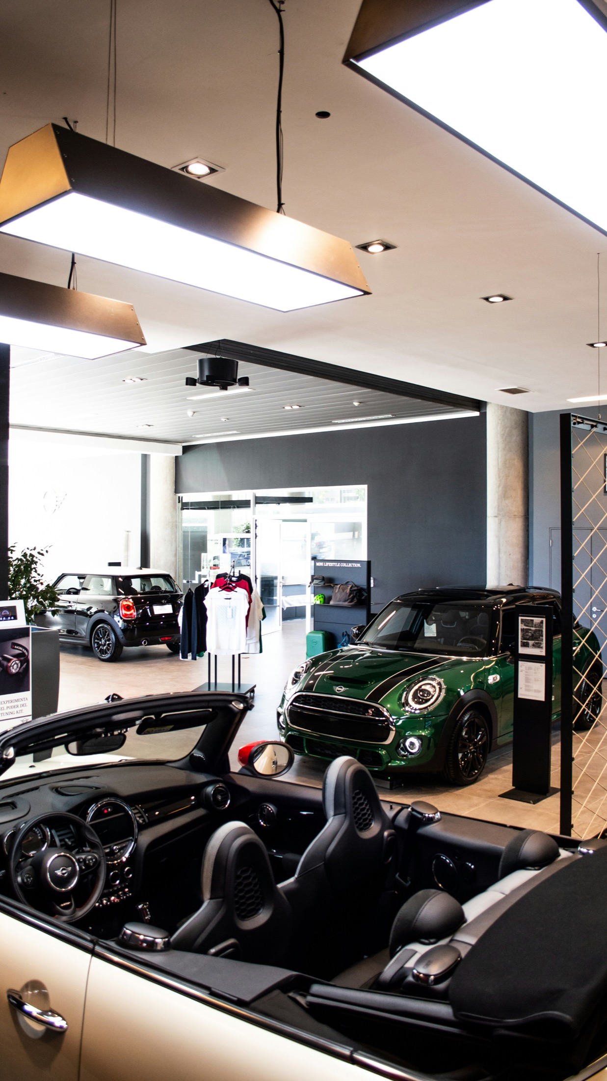 Showroom mit mehreren Fahrzeugen und Beratungssituation