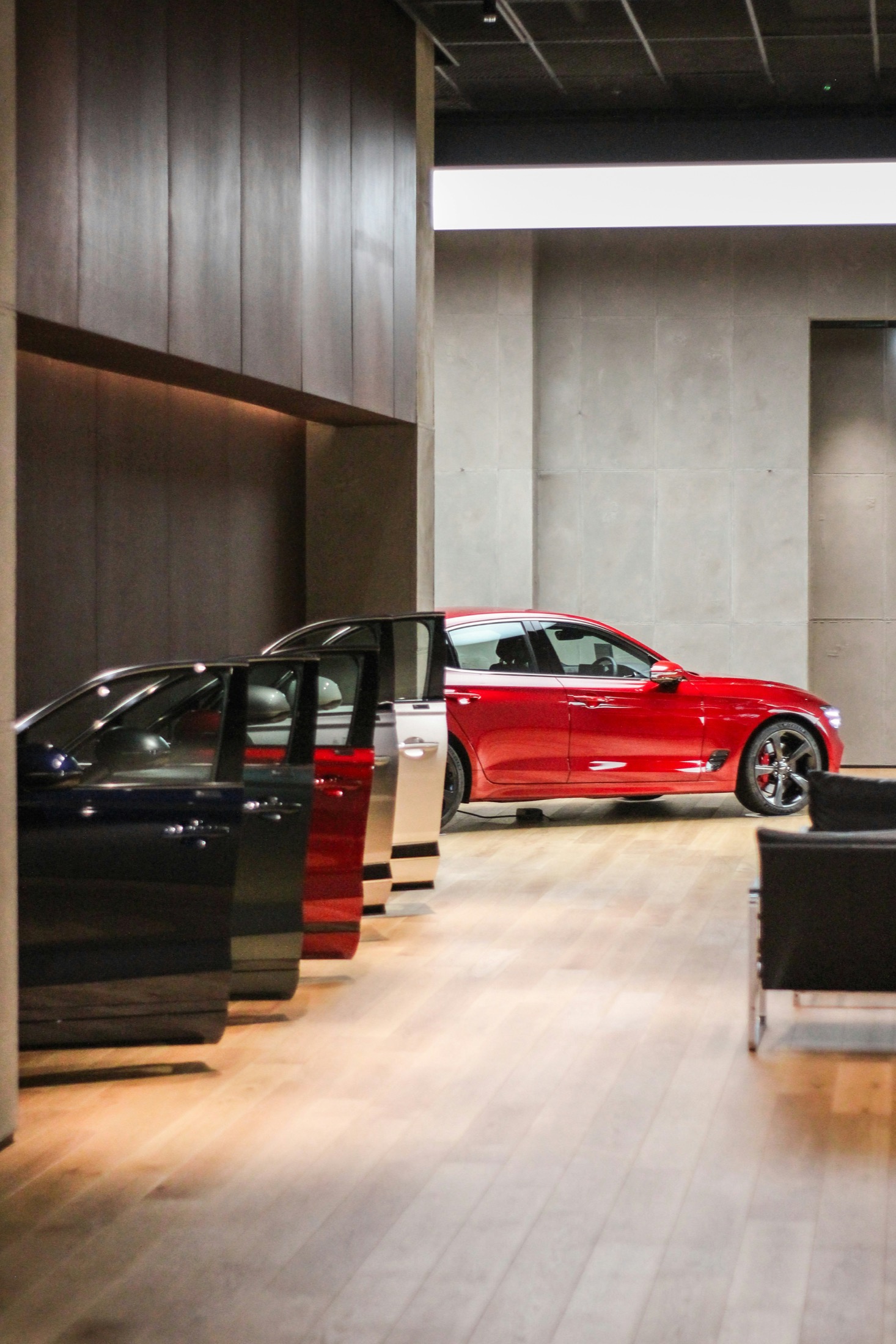 Rotes Fahrzeug in einem Autohaus