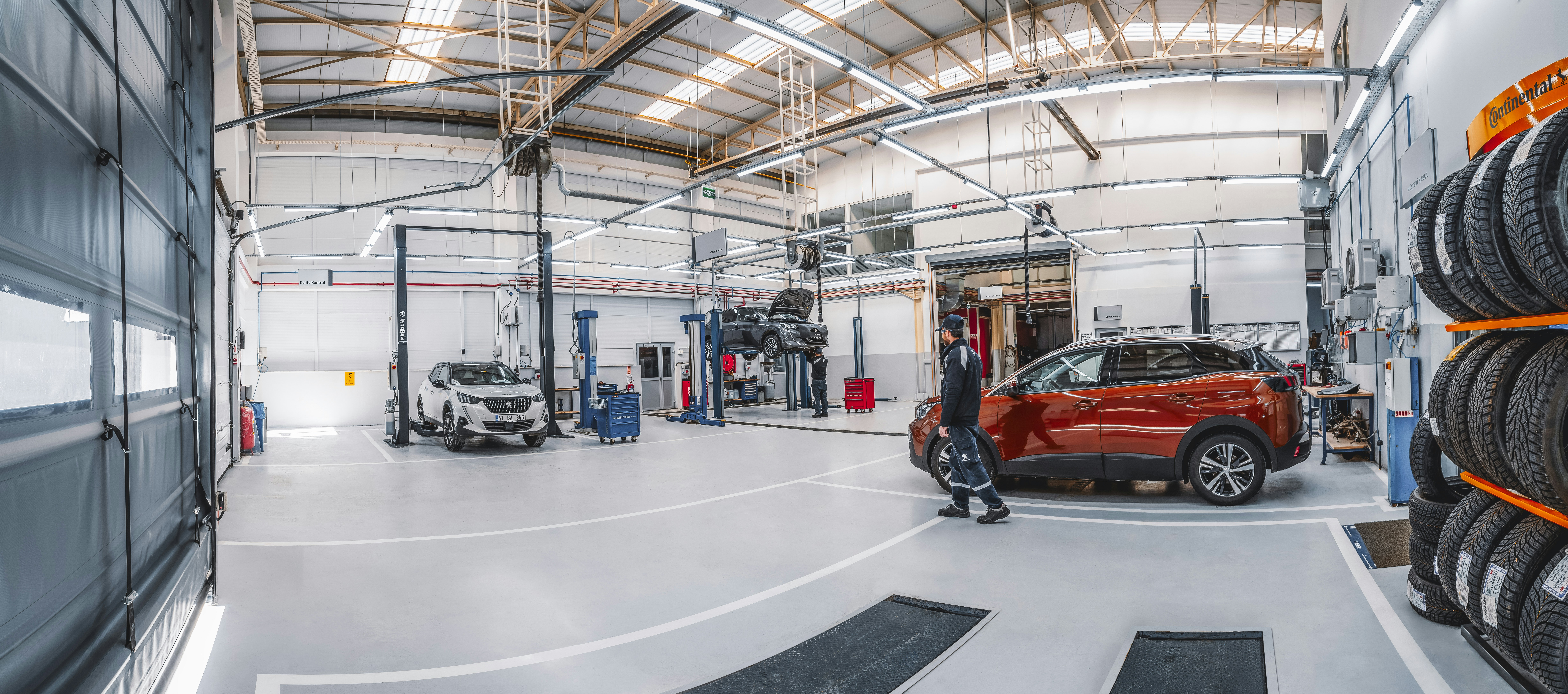 Heller Werkstattbereich mit Fahrzeugannahme und Arbeitsplätzen
